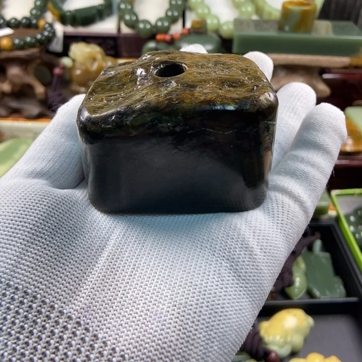 未镶嵌岫岩河磨玉（透闪石质玉）把件王*儒