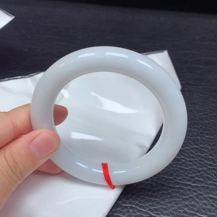 翡翠手镯（圆镯）未镶嵌夏****?