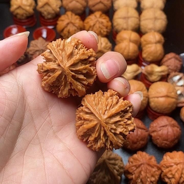 文玩核桃吊坠火麒麟