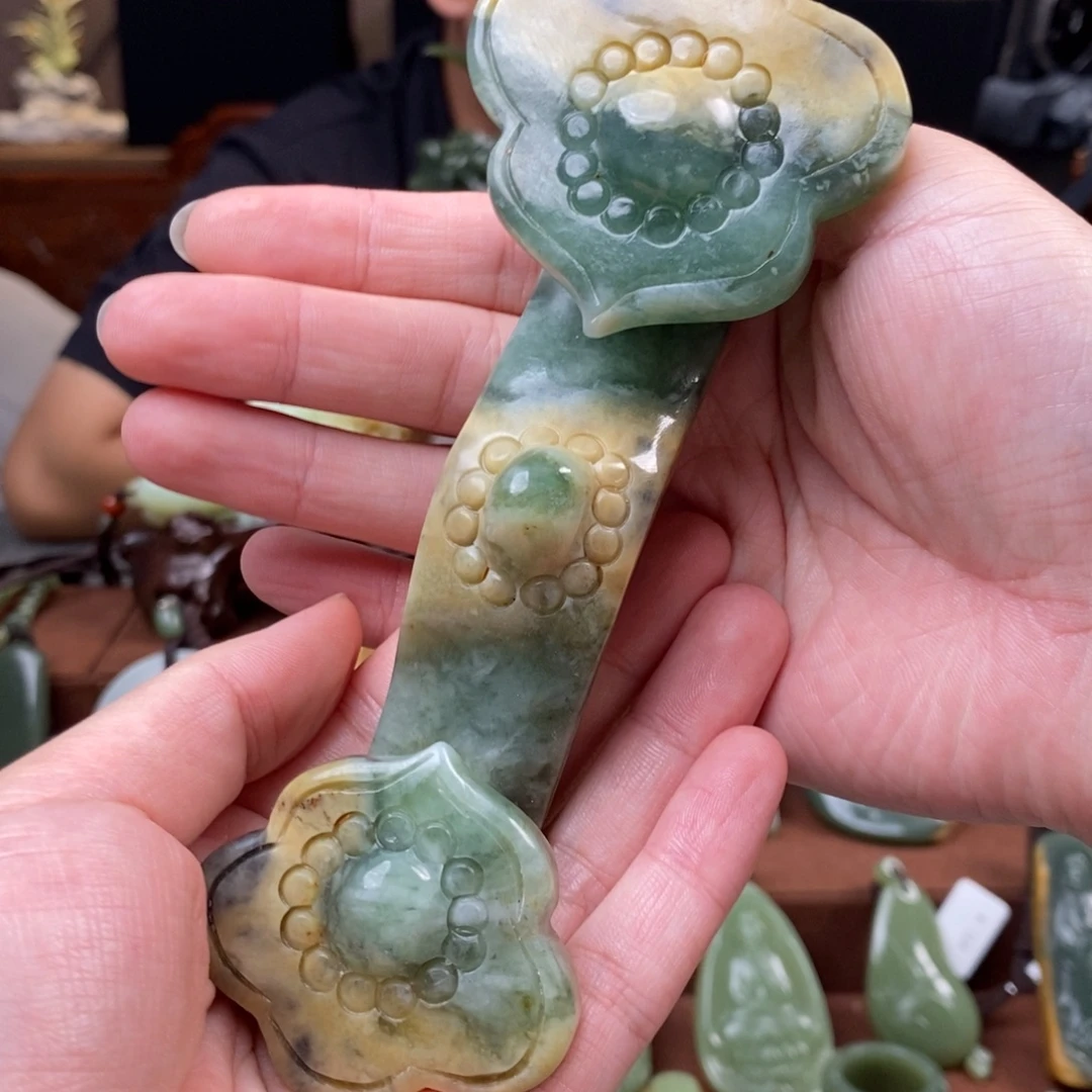 翛***霄未镶嵌岫玉把件如意