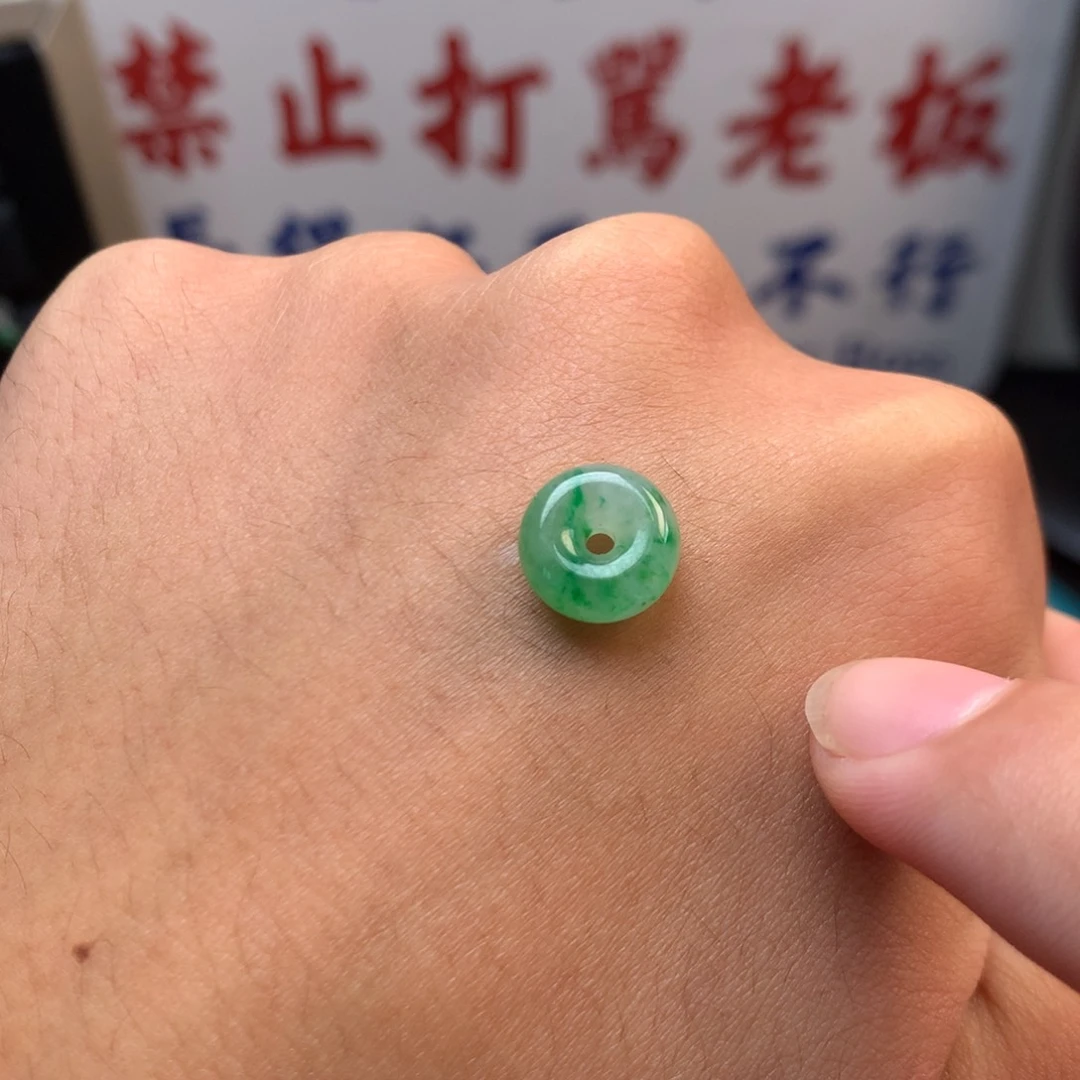 翡翠未镶嵌颈饰你是