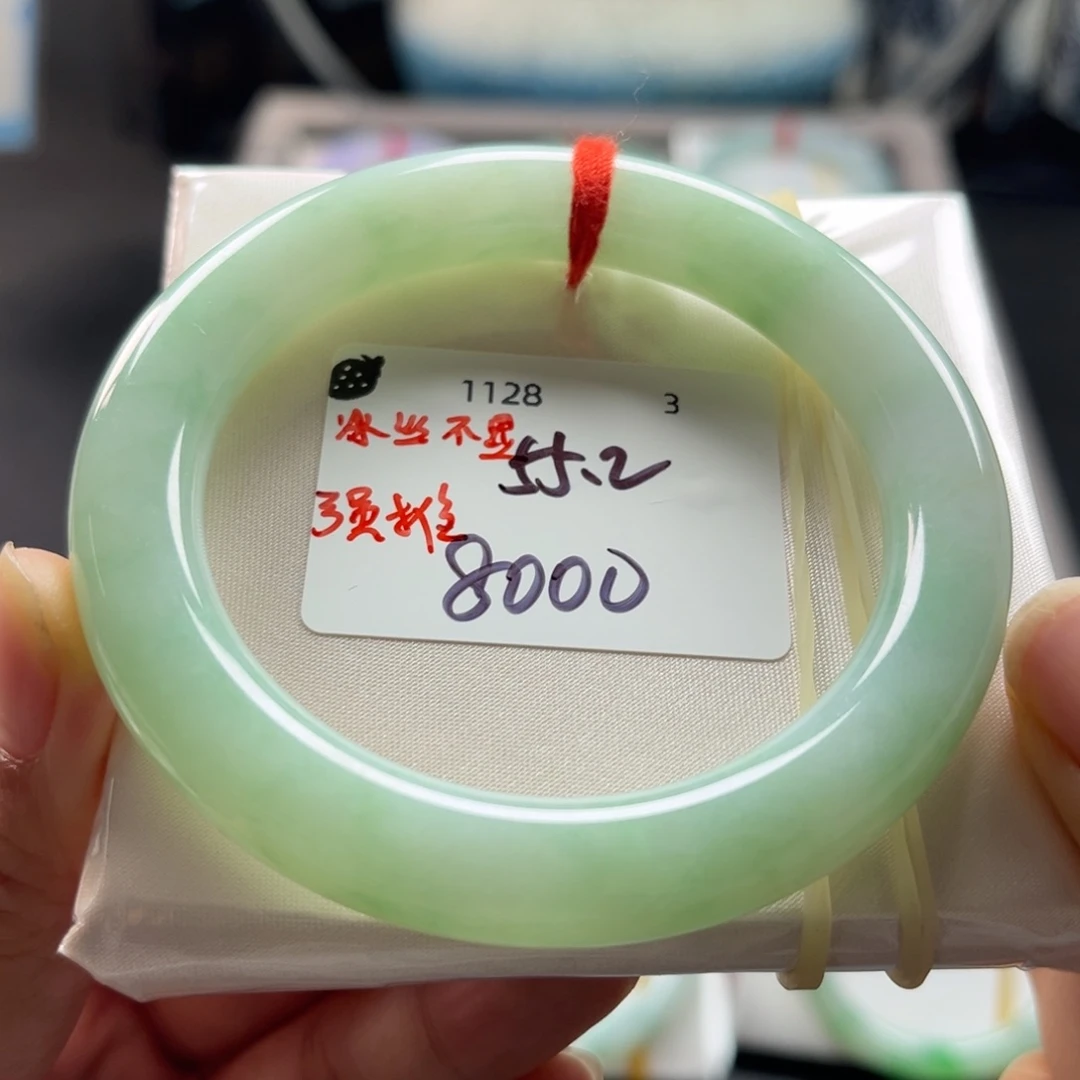 翡翠未镶嵌手镯55圆条，底子非常细腻，推荐