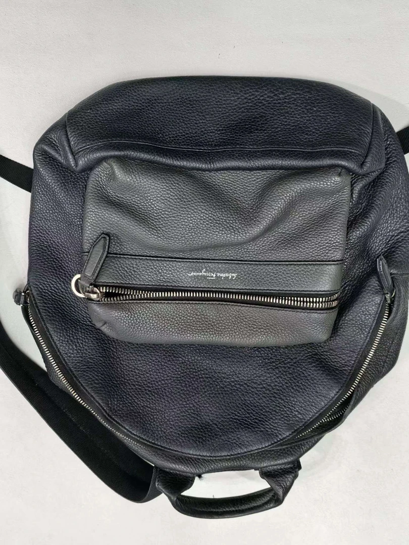 95新 FERRAGAMO/菲拉格慕 【清】1DW402 黑色牛皮双肩包