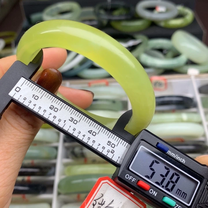 蛇纹石玉未镶嵌手镯950