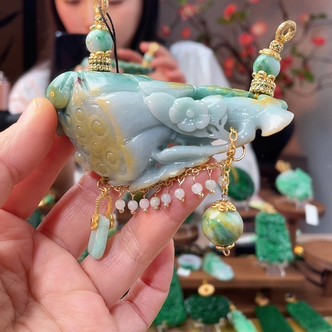 翡翠未镶嵌吊坠(赠链)