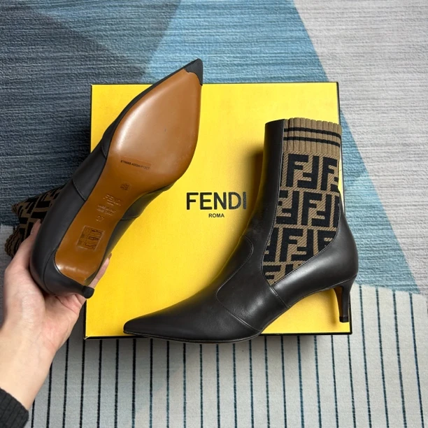 未使用 FENDI/芬迪 芬迪灰褐色尖头高跟短靴三七码