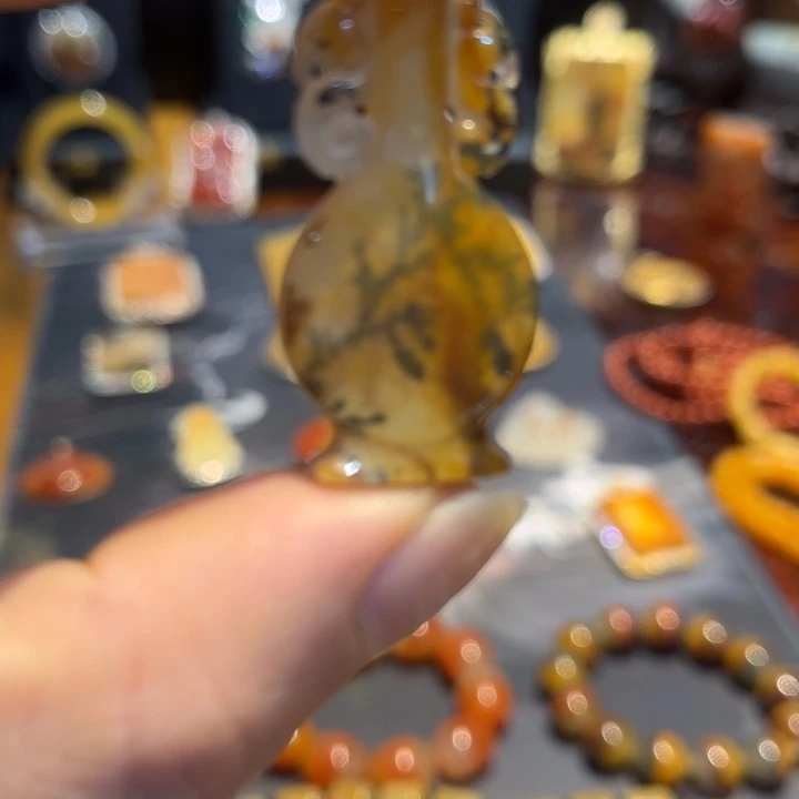 未镶嵌石英质玉（黄龙玉）颈饰