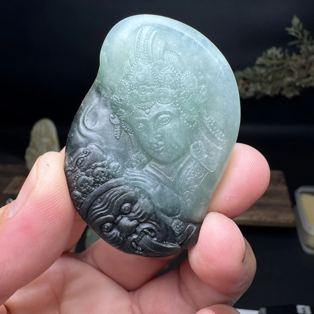 双色翡翠雕刻扎基拉姆