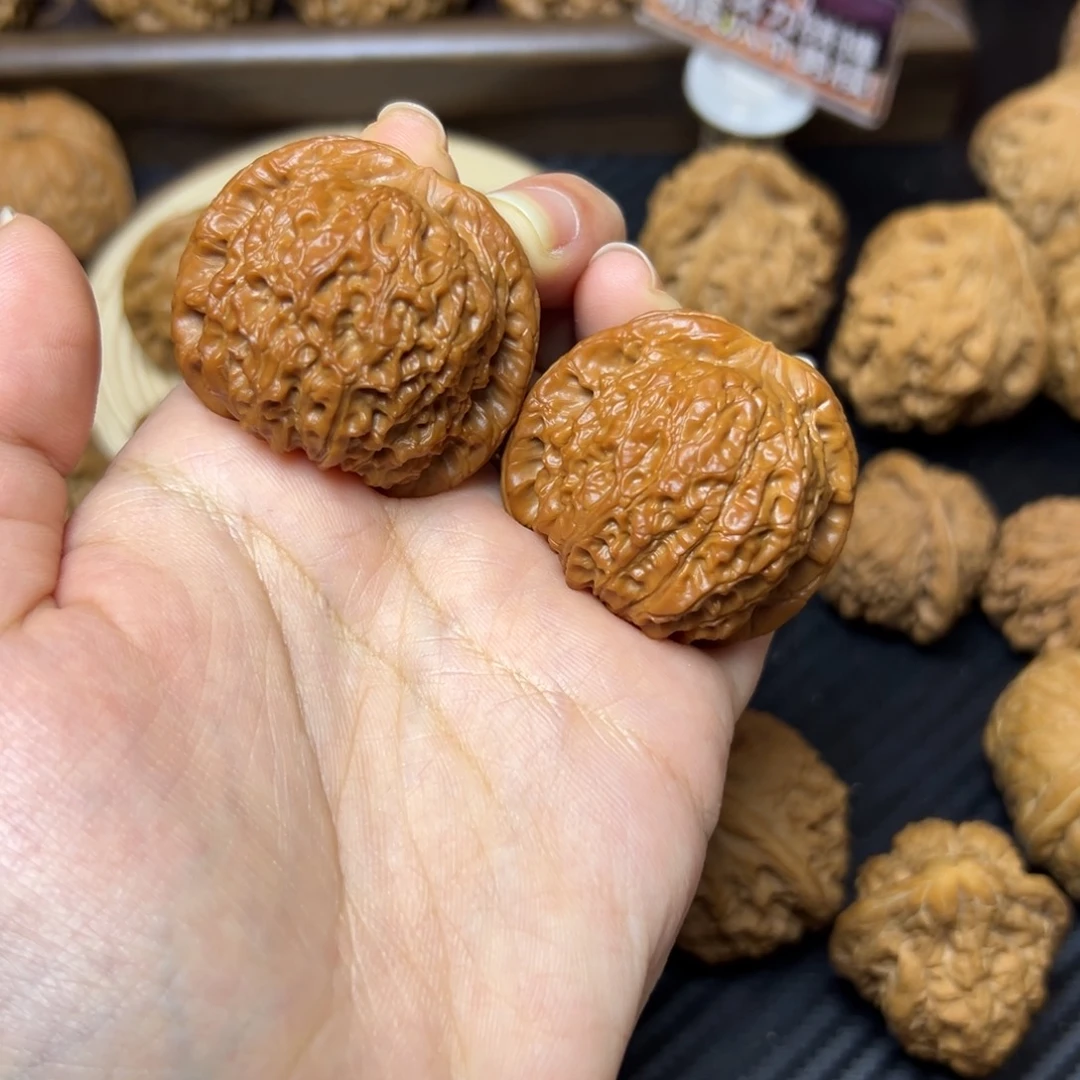 文玩核桃吊坠血麒麟40