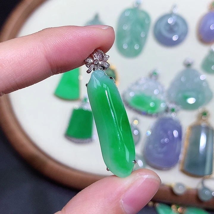 翡翠18K金镶嵌颈饰福瓜