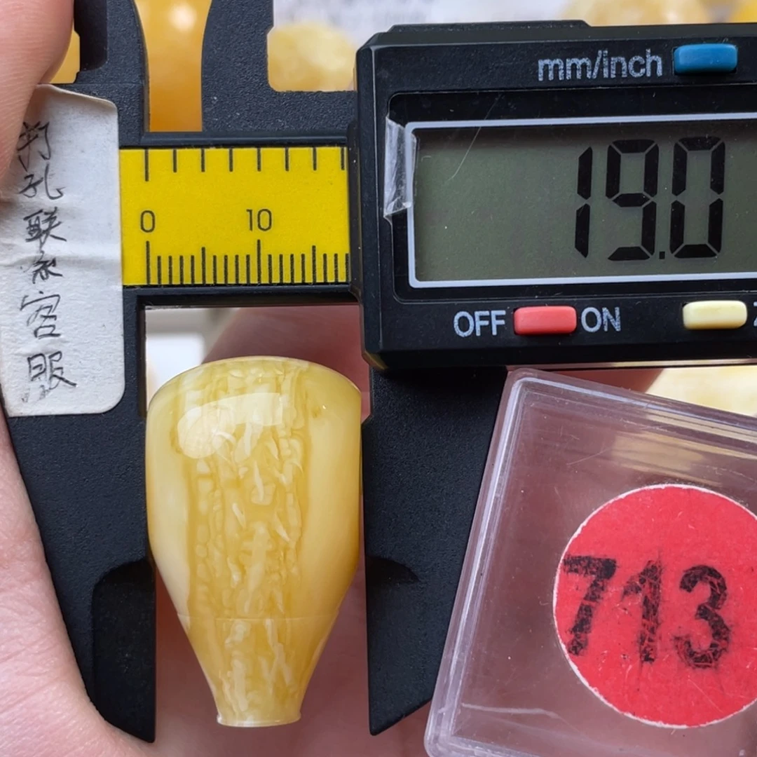 蜜蜡未镶嵌珠宝奇石