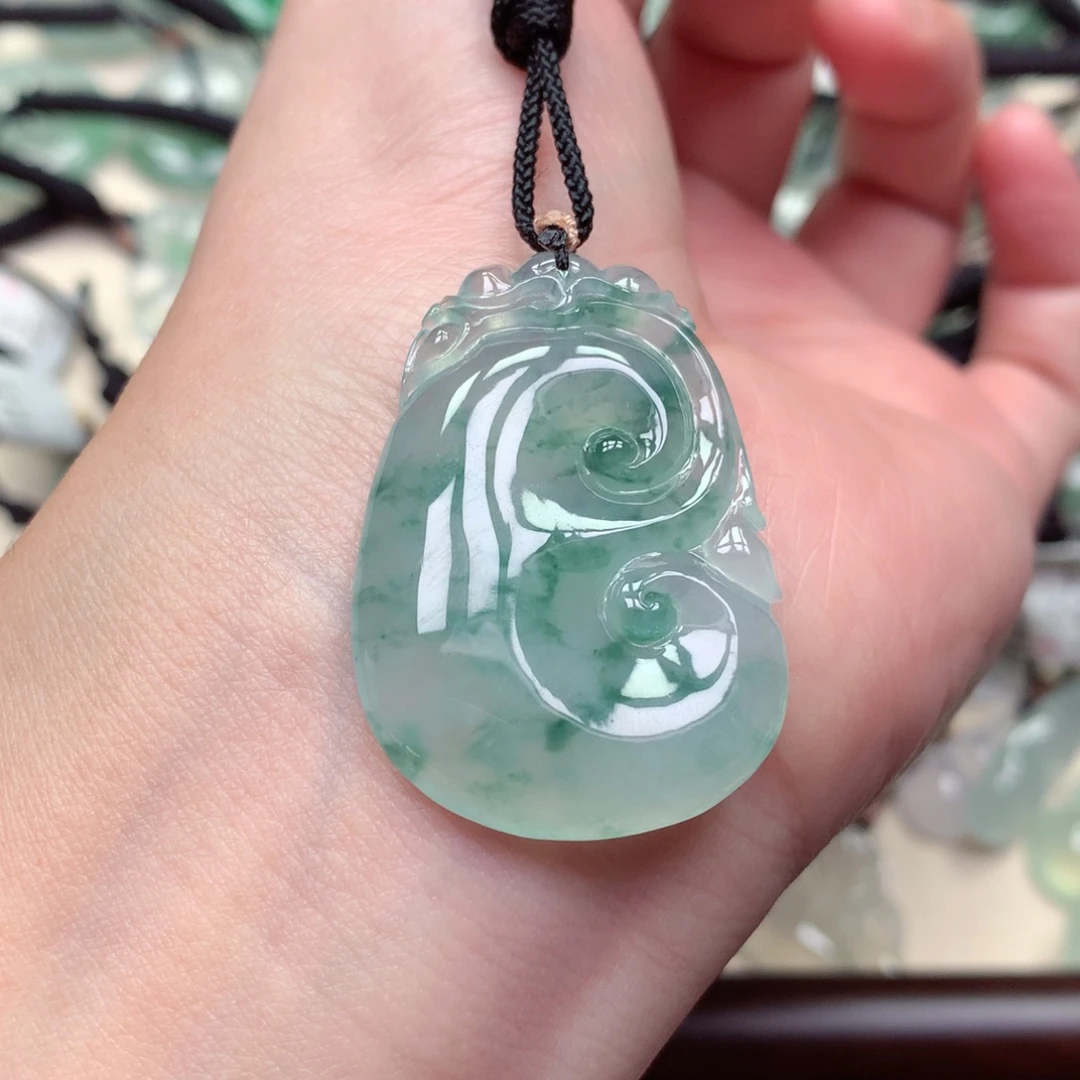 翡翠未镶嵌颈饰如意