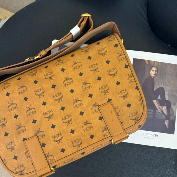 全新未使用 MCM 大麦中古/mcm干邑色邮差包/斜挎包