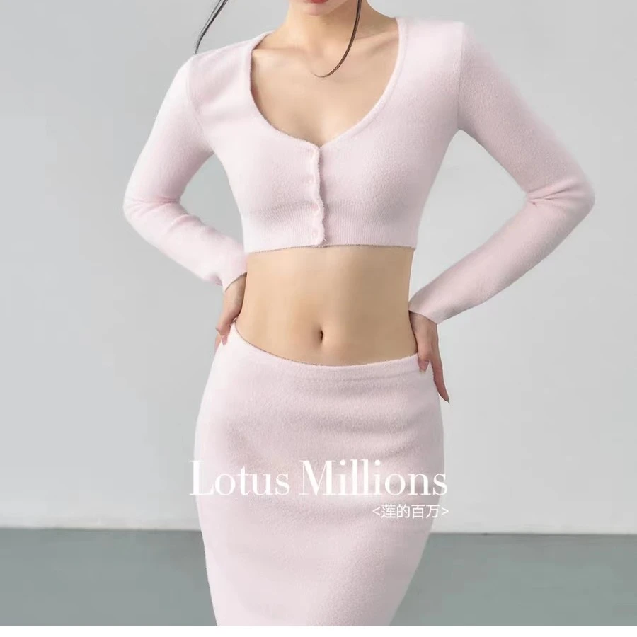 莲的百万 纯欲浅粉色毛绒长袖T恤 鱼尾中长半裙两件套