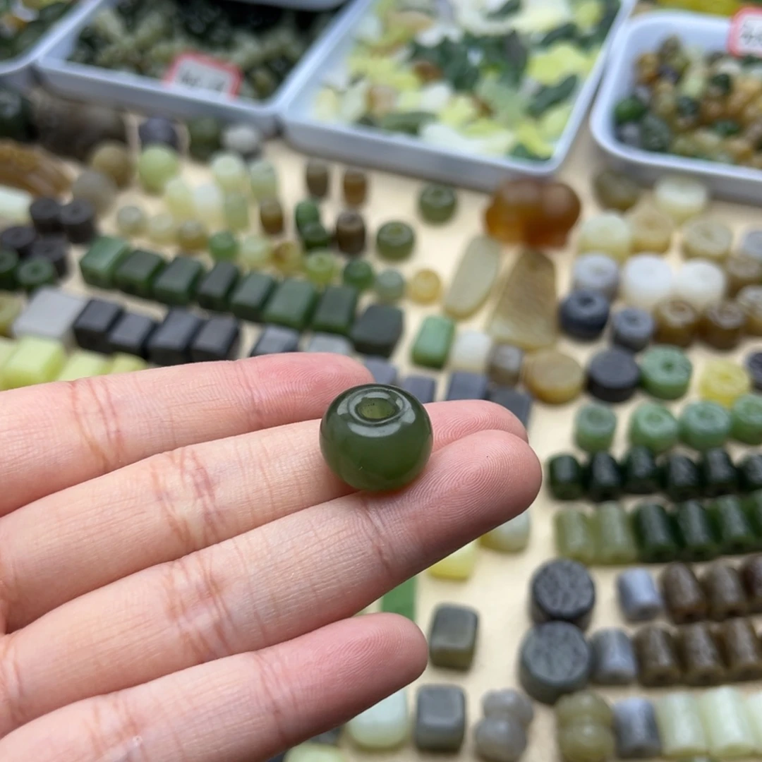 橙****颈饰未镶嵌和田玉