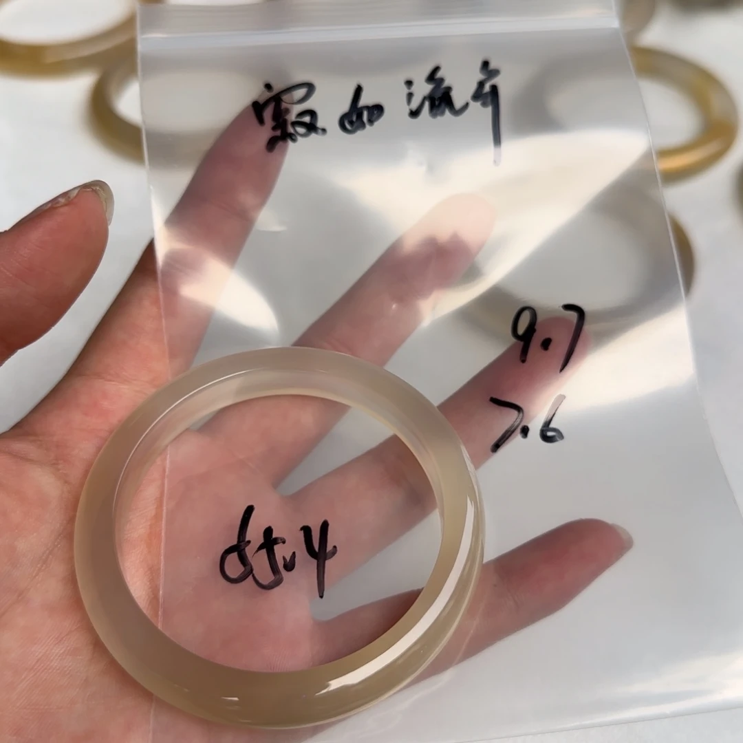 玛瑙/玉髓手镯未镶嵌寂**年