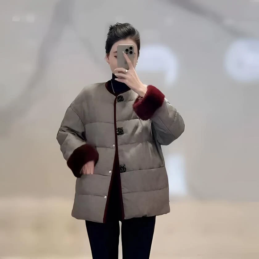 【惊喜购】8917.圆领荷兰貂毛袖羽绒服时尚亚麻色轻奢大钻扣外套