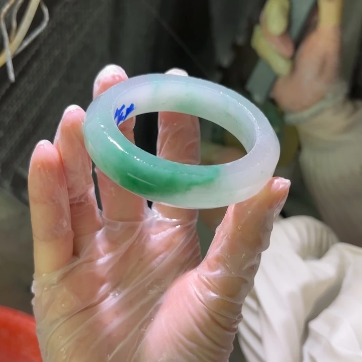 E***A石英质玉（非洲翠）未镶嵌手镯定制