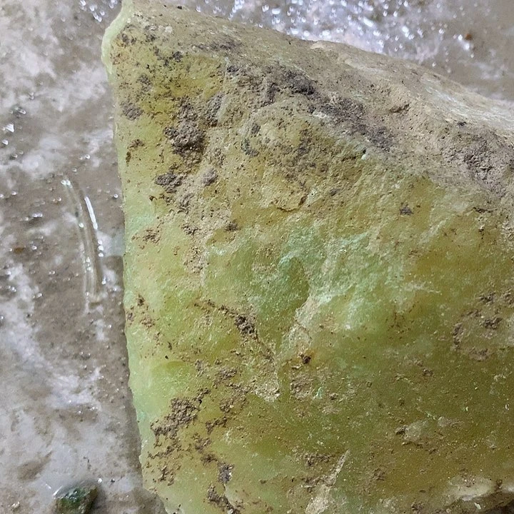 未镶嵌蛇纹石玉珠宝奇石