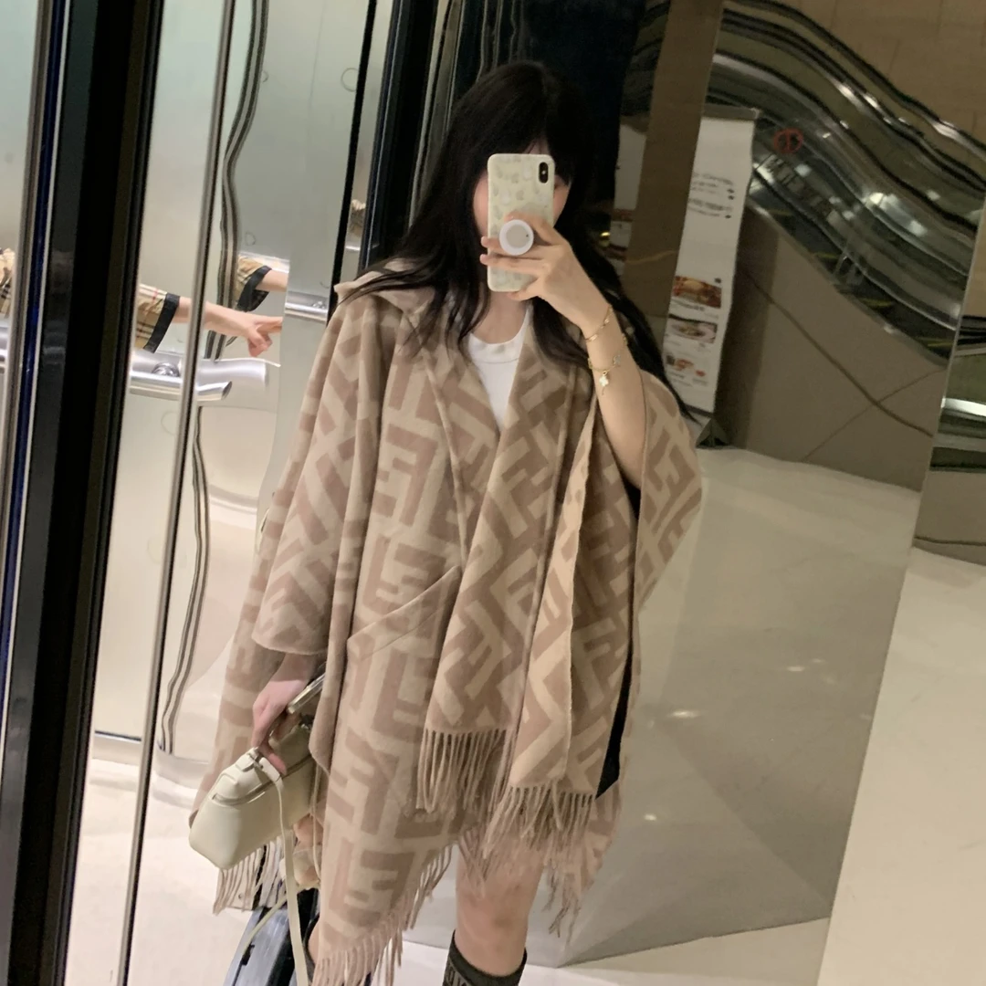 99新 FENDI/芬迪 bjq95/老花双面穿羊绒斗篷 羊绒 140x140cm