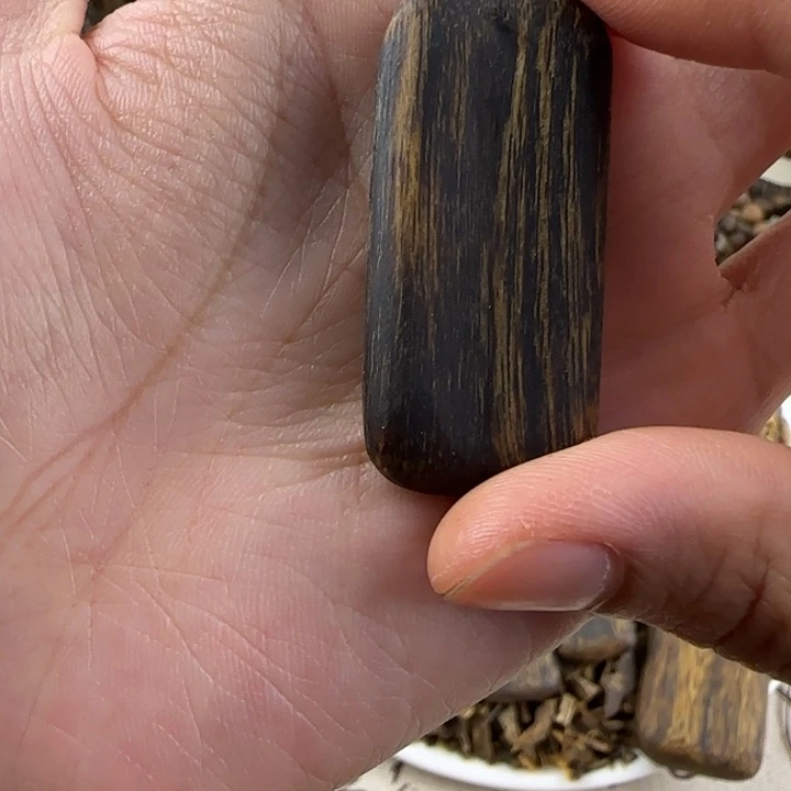 沉香碎屑沉香双*奇楠沉香无事牌料子4g