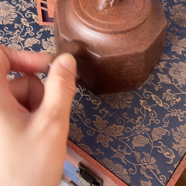 茶壶紫砂原矿泥料手工制作的一把紫砂壶。