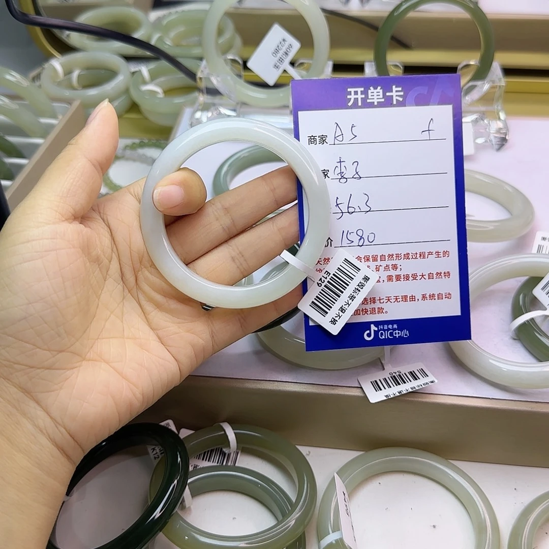 李****未镶嵌手镯和田玉