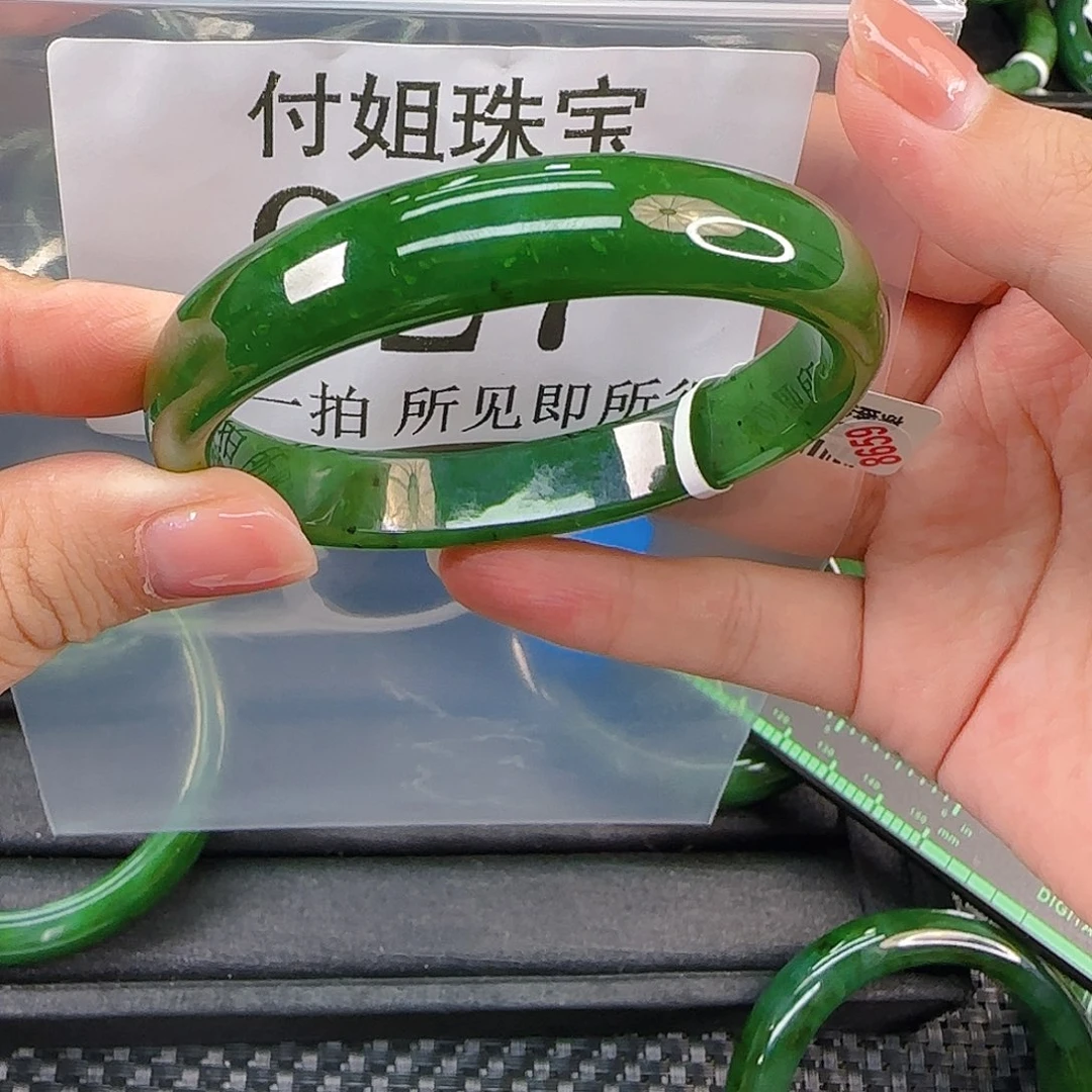 颈饰未镶嵌和田玉手镯60 927