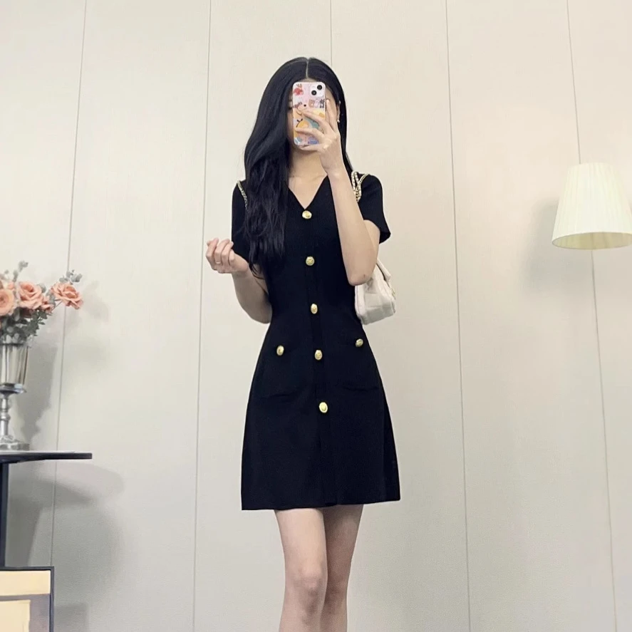 新款高级法式风黑色短袖针织连衣裙夏季时尚金属排扣V领收腰裙子