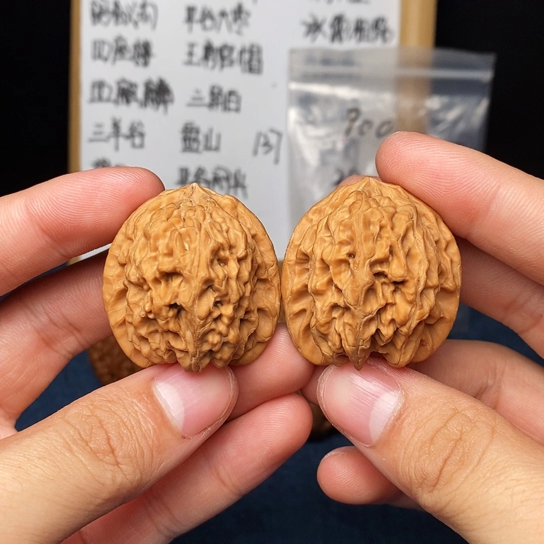 文玩核桃吊坠玉龙