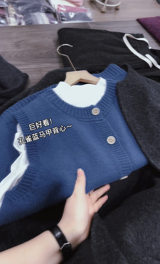 米蓝家名殿!巨好看~孔雀蓝马甲背心开衫6651