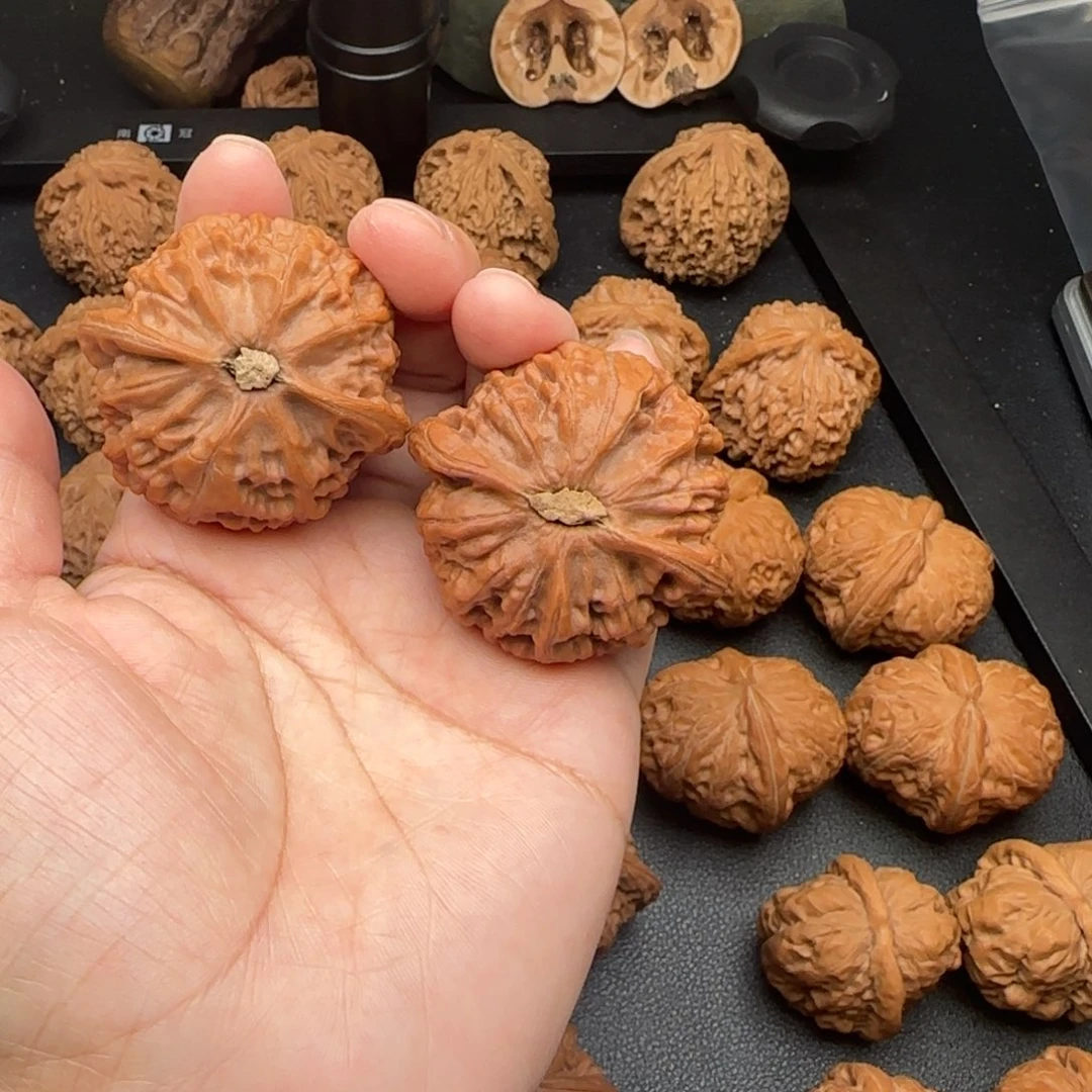 47尺修尖宫灯文玩核桃