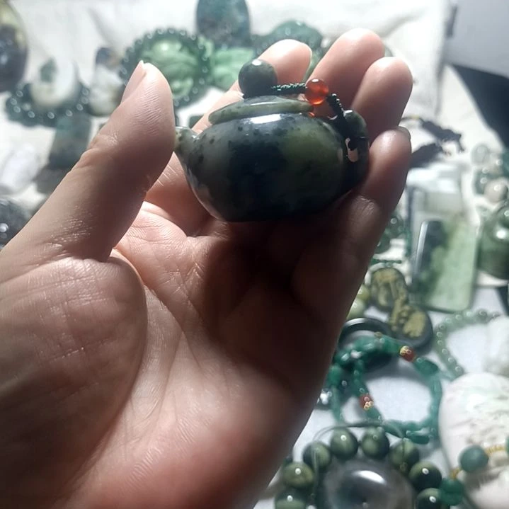 独山玉未镶嵌把件