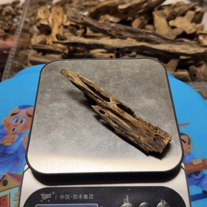 棋楠碎屑熏香上炉