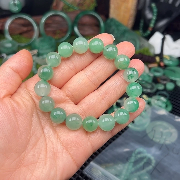 石英质玉（非洲翠）未镶嵌颈饰