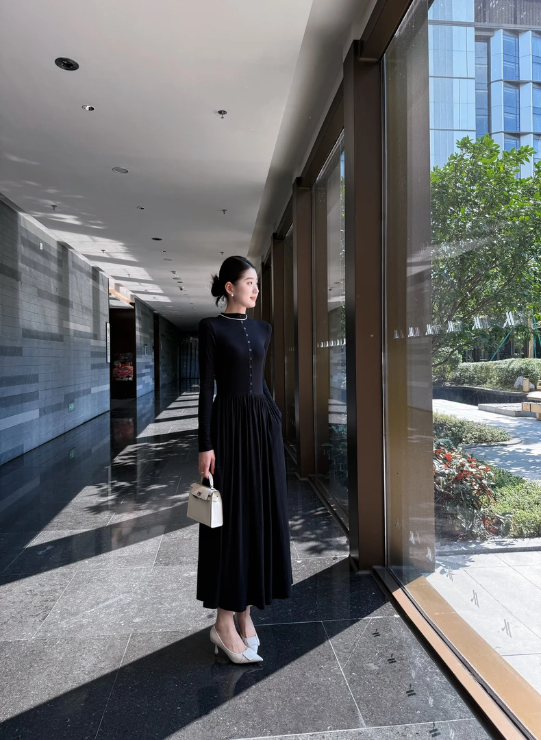 法式赫本拼接长袖连衣裙半高领排扣装饰时尚气质收腰显瘦休闲长裙