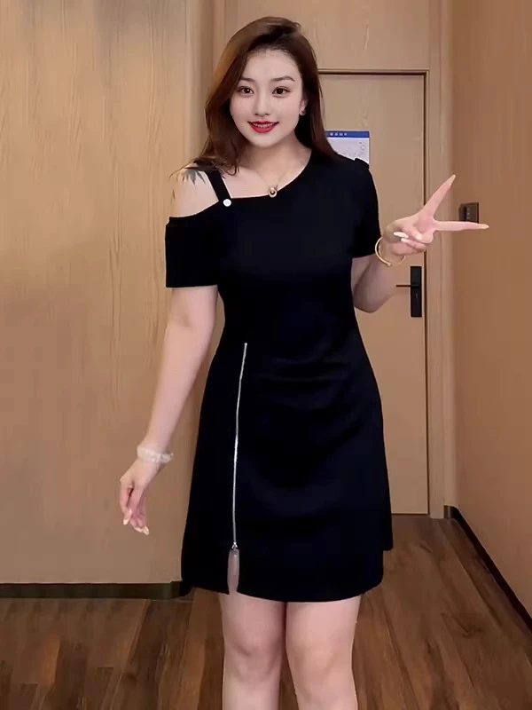 大码设计感纯欲露肩拉链掐腰连衣裙女夏季胖mm修身遮肉显瘦小黑裙
