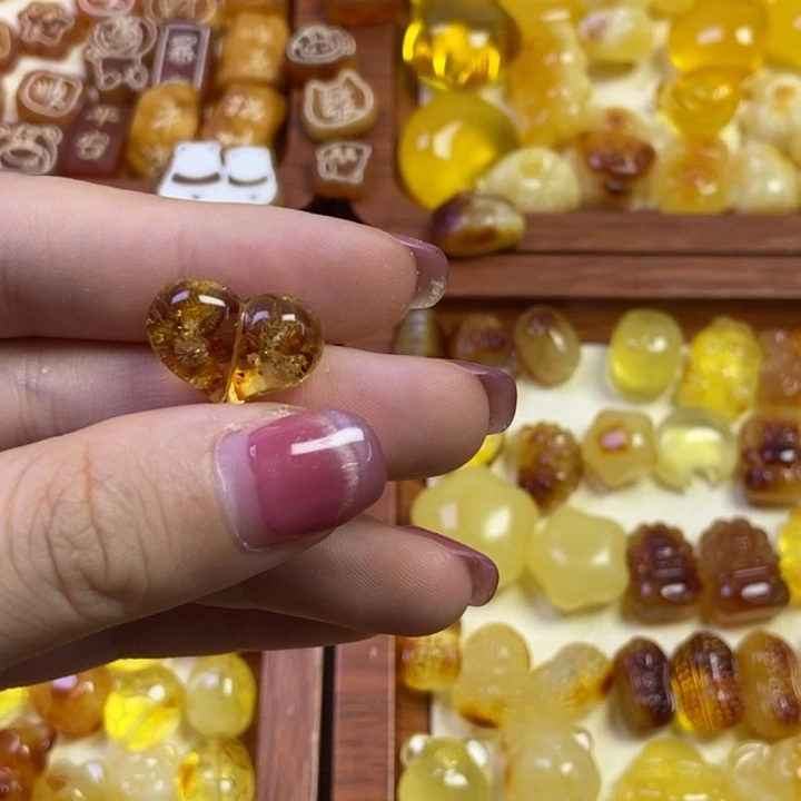 橄榄核吊坠花珀屁桃