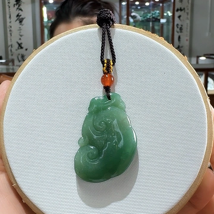 颈饰未镶嵌密玉（石英质玉）