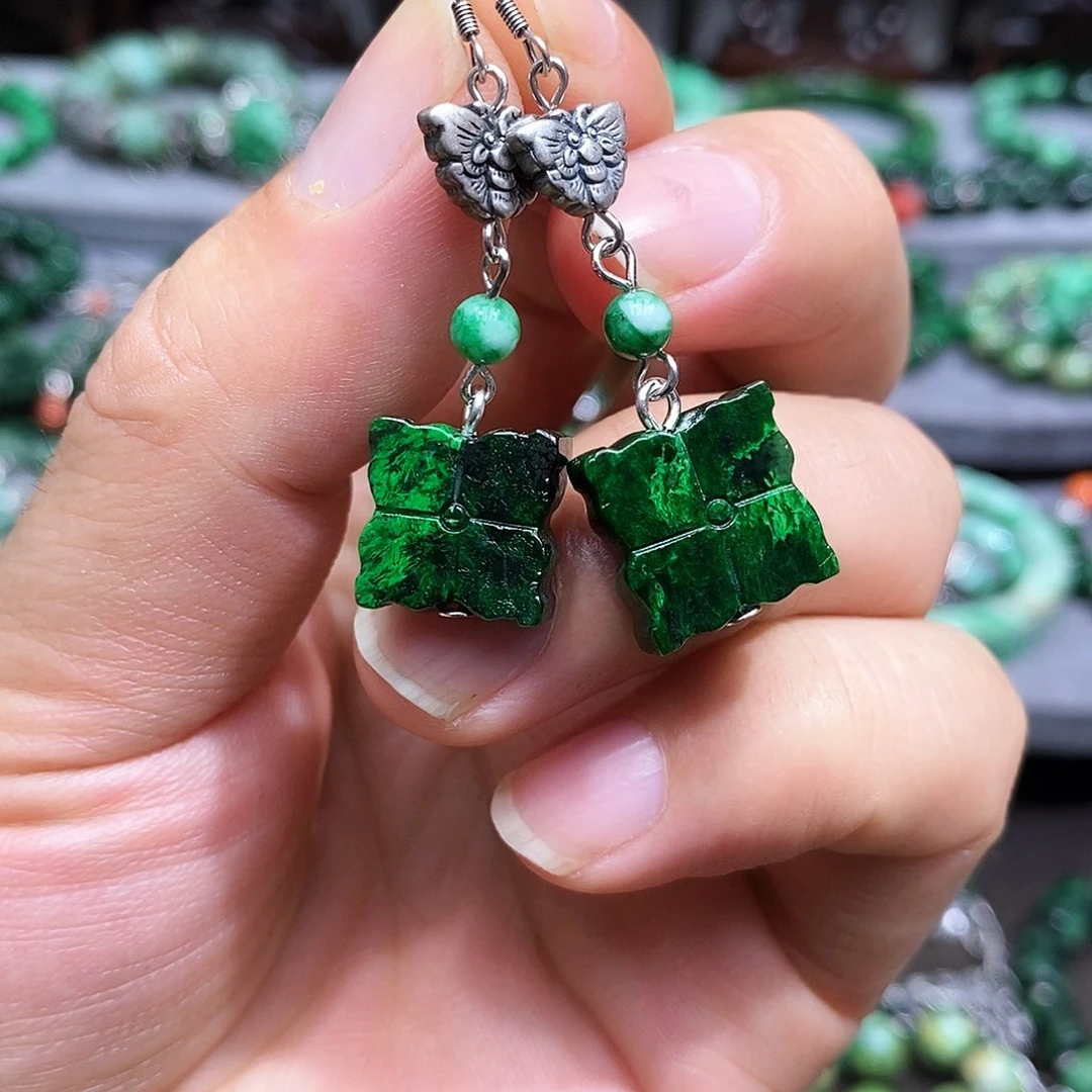 未镶嵌翡翠耳饰漂亮美眉