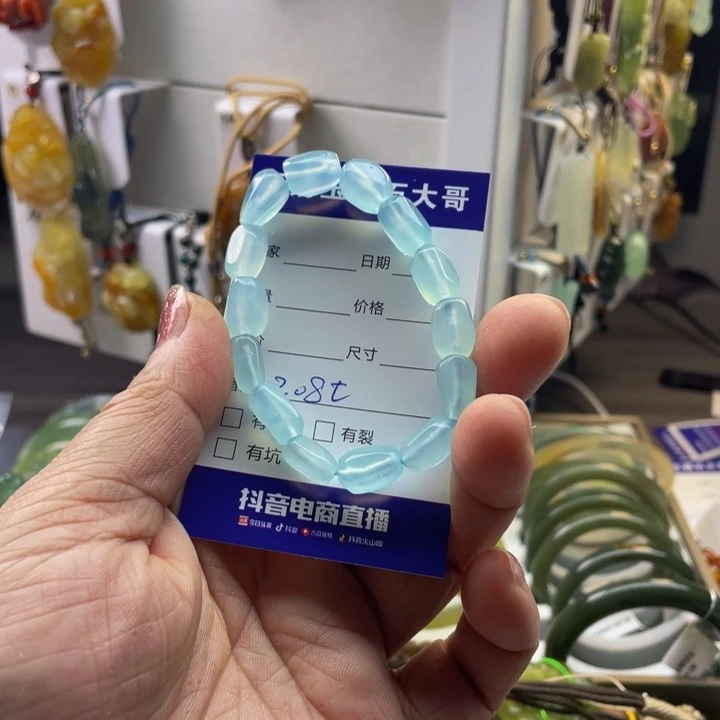 椰****蛇纹石玉未镶嵌颈饰