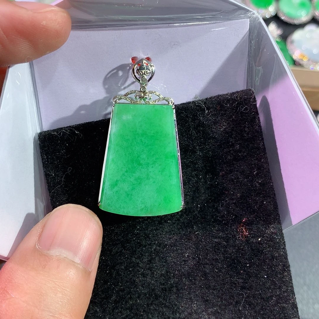 翡翠吊坠(赠链)18K金镶嵌