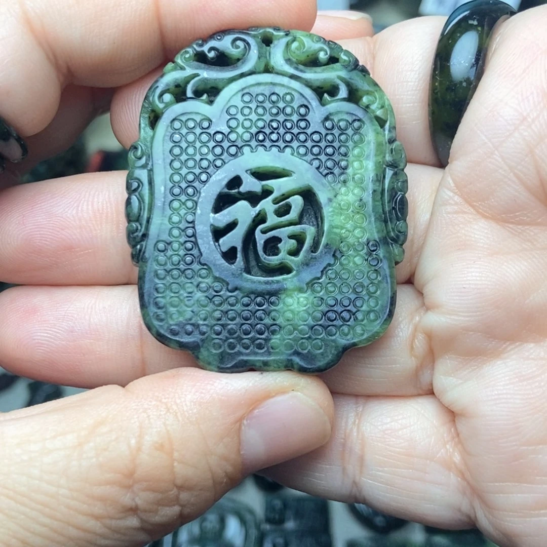 蛇纹石玉未镶嵌颈饰手中有福