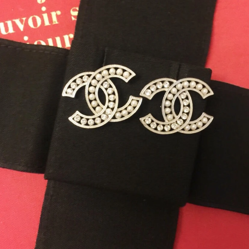 99新 Chanel/香奈儿 经典 时尚 素款 镂空 珍珠 满钻 银色耳钉