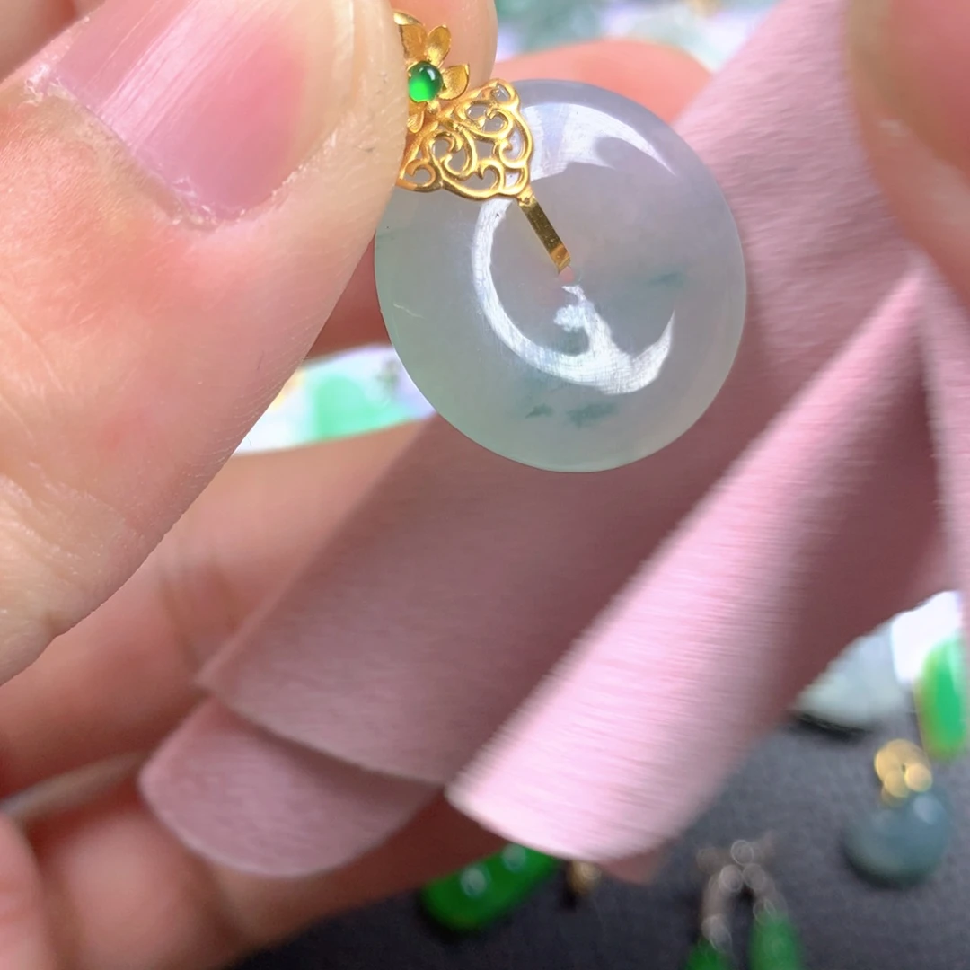 【闪购商品】翡翠18K金镶嵌颈饰小****人翡翠