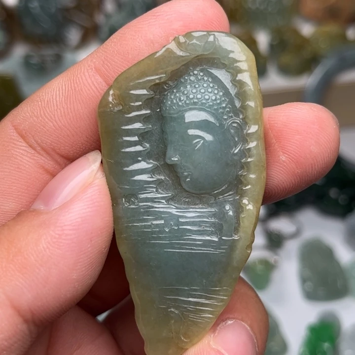 翡翠未镶嵌颈饰佛观天下