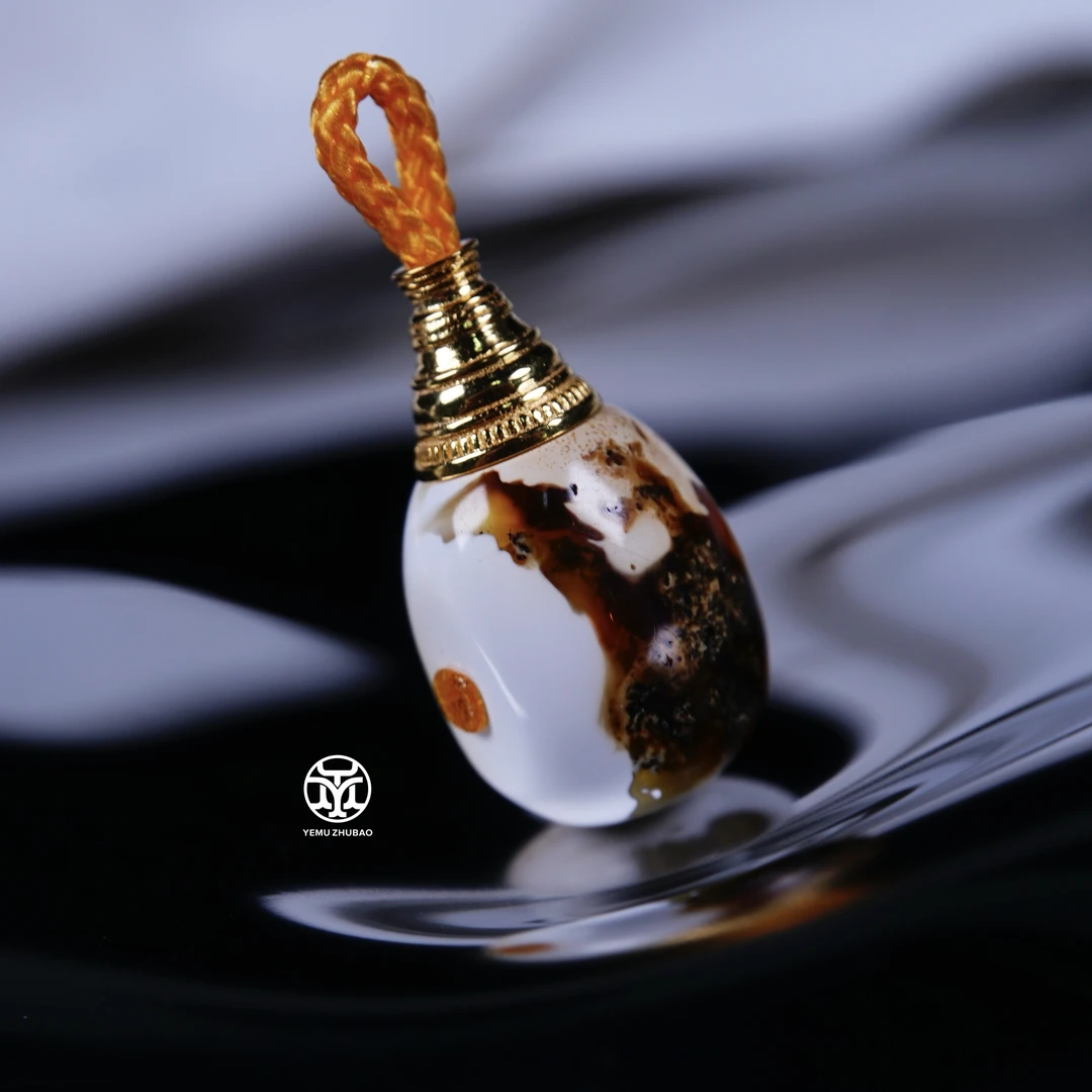 对孔10.5毫米彩沁漆白溶洞分体金三通 一物一拍 天然俄料琥珀蜜蜡