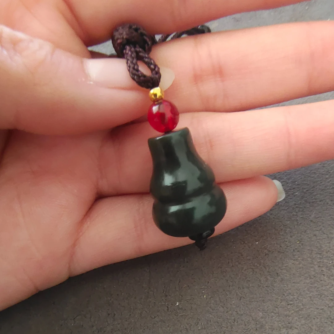 新疆和田玉帝王青吊坠（交朋友）