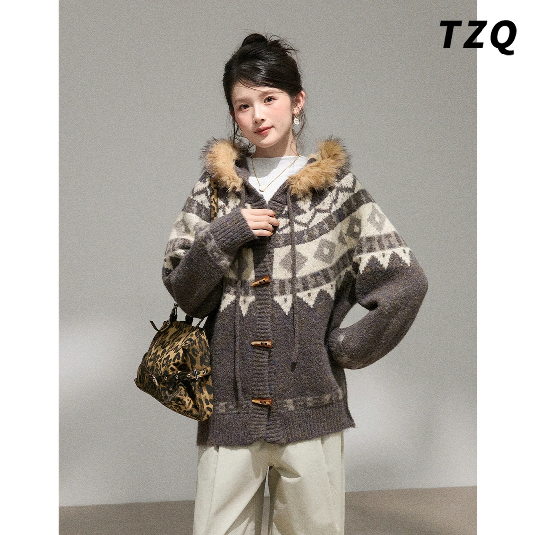 费尔岛牛角扣连帽毛衣针织外套女秋冬季慵懒开衫上衣TZQ25101621