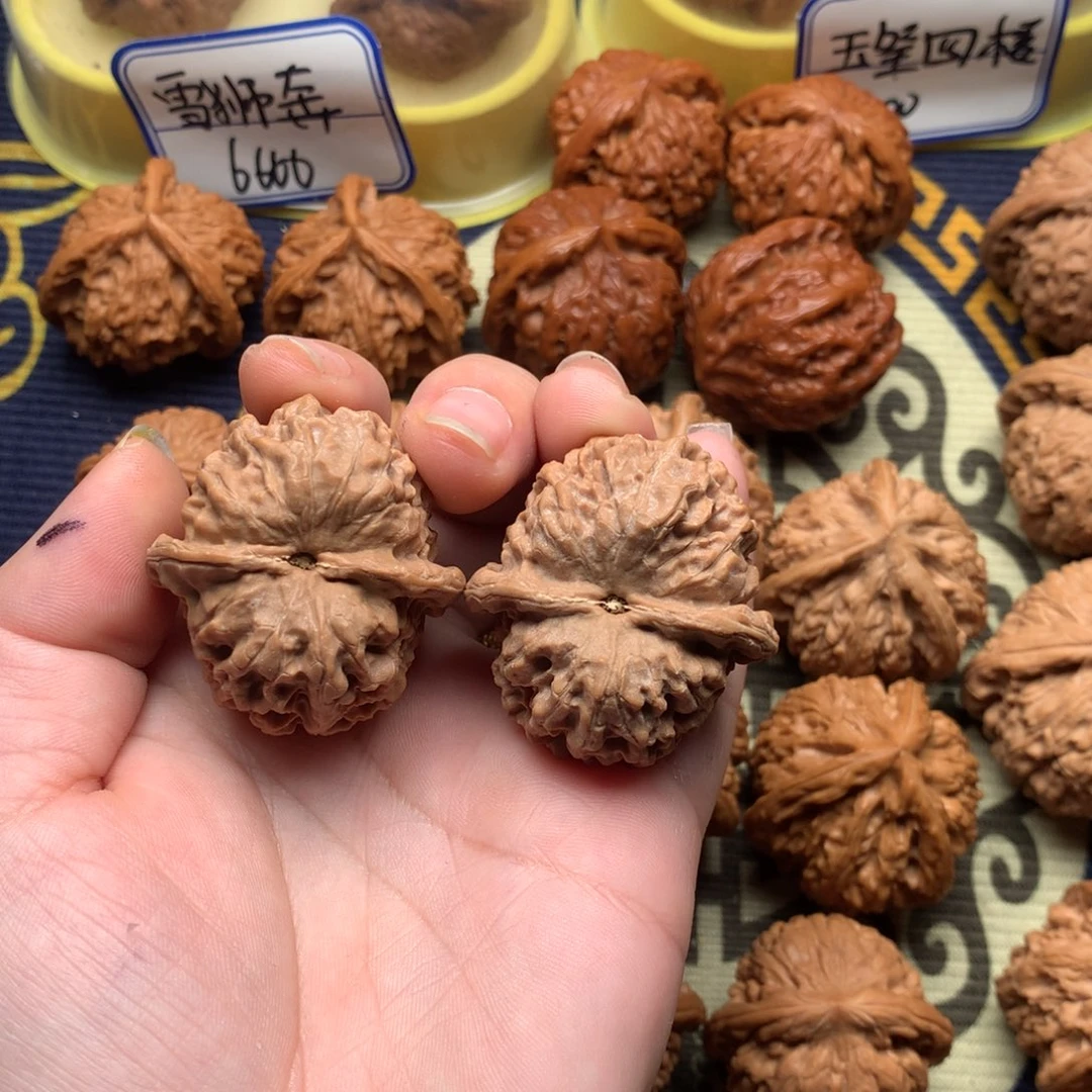 文玩核桃吊坠金钉